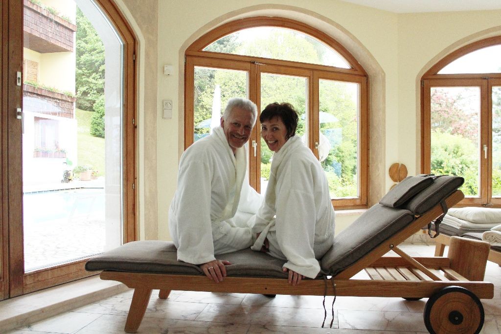 Jeanette und Siegfried Gfrerer warten auf ihre Massage im Wellnessbereich