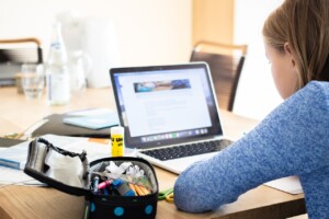 Mädchen lernt mit Laptop in Schule